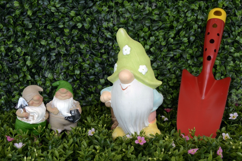 jardinerie-COURMES-min_garden-gnome-1404358